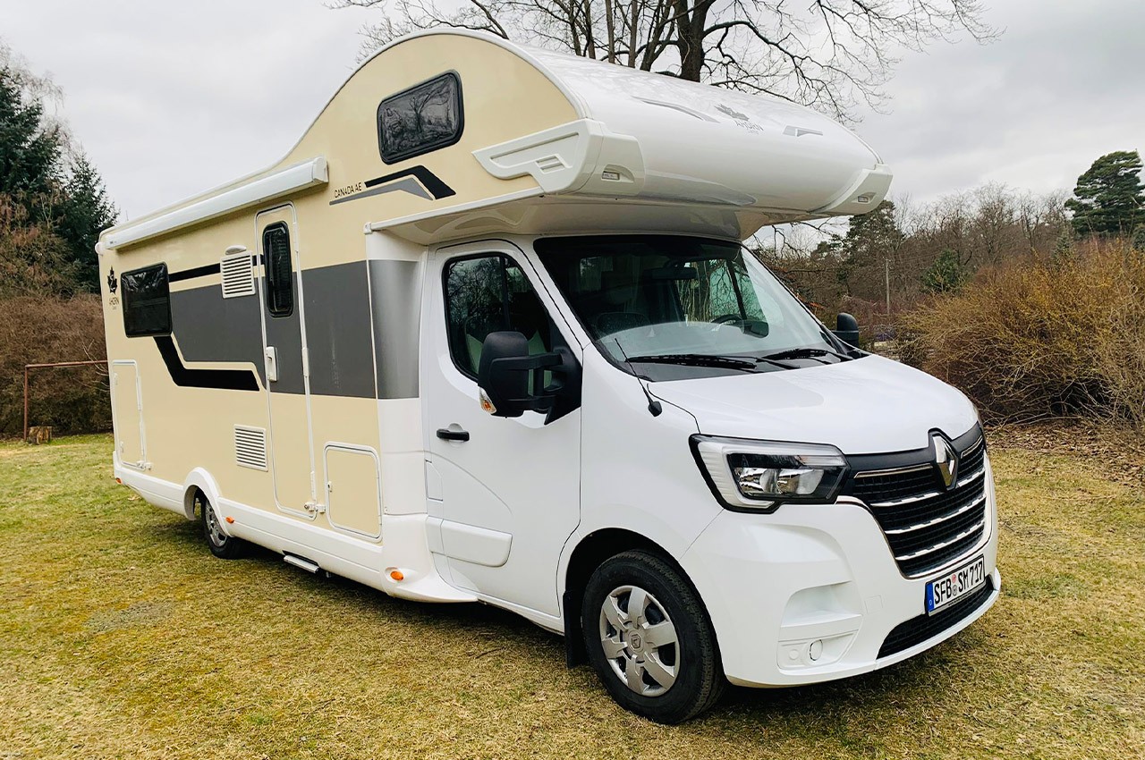 Familie und Freunde am Campingfeuer