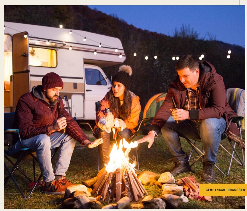 Familie und Freunde am Campingfeuer